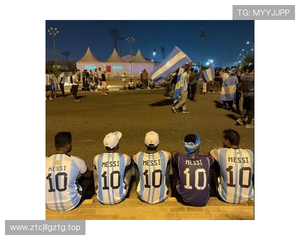 阿根廷球迷场边嘲讽比达尔横幅现身呼吁他休息 专注孩子们